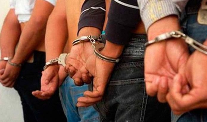 Policía apresa a 10 personas, ocupa drogas, armas y dinero 