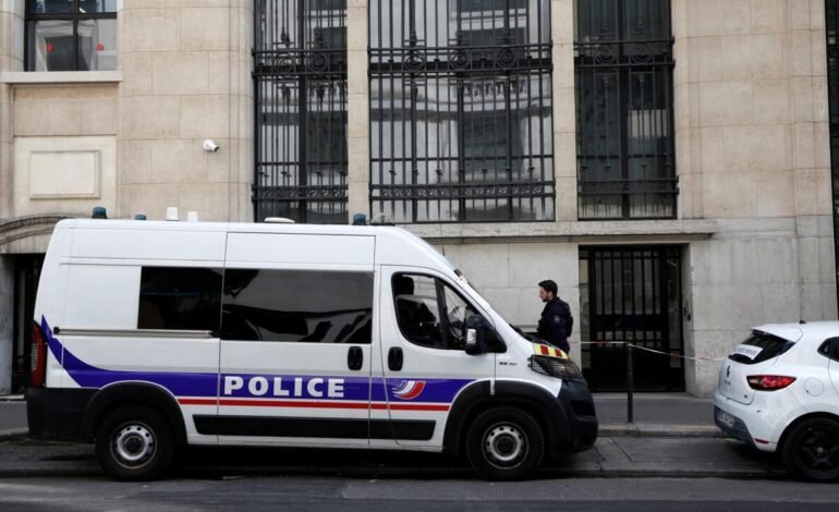 Policía frustra atentado con explosivos frente a Bank of America en París, Fiscalía antiterrorista asume el caso