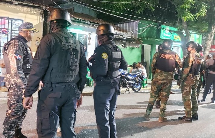 Policía investiga la muerte de 2 hombres a balazos en Santiago