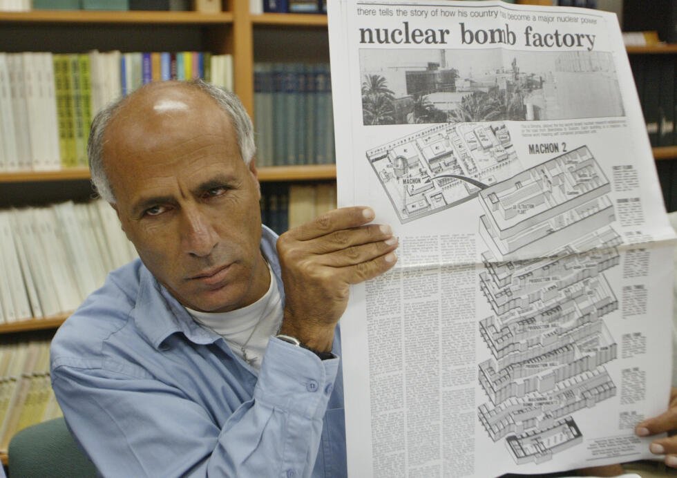 En esta foto de archivo del 3 de junio de 2004, el denunciante nuclear, el ex técnico nuclear Mordechai Vanunu, sostiene una copia del periódico original en el que reveló los secretos nucleares de Israel, en Jerusalén.
