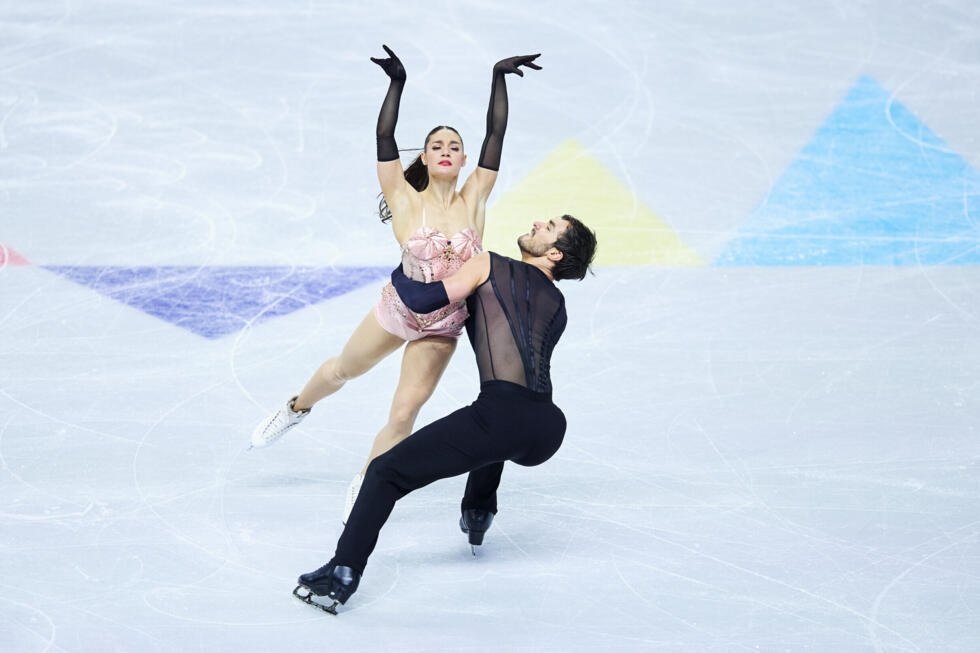 Guillaume Cizeron y Laurence Fournier Baudry durante su programa corto en danza rítmica en los mundiales de patinaje en Praga el 27 de marzo de 2026.