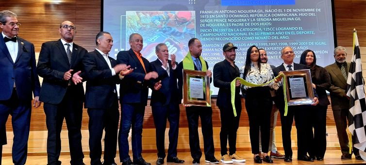 Premian mejores pilotos de RD; exaltan excorredores a la Fama
