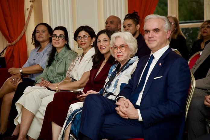 Presidente Abinader comparte con dominicanos en París y asegura Gobierno continuará brindando ayuda y oportunidades a la diáspora