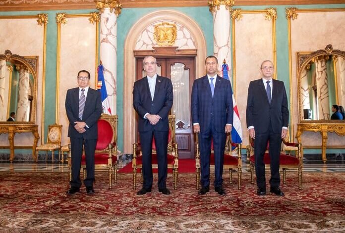 Presidente Abinader concede condecoración póstuma al periodista Orlando Martínez Howley en la Orden del Mérito Duarte, Sánchez y Mella