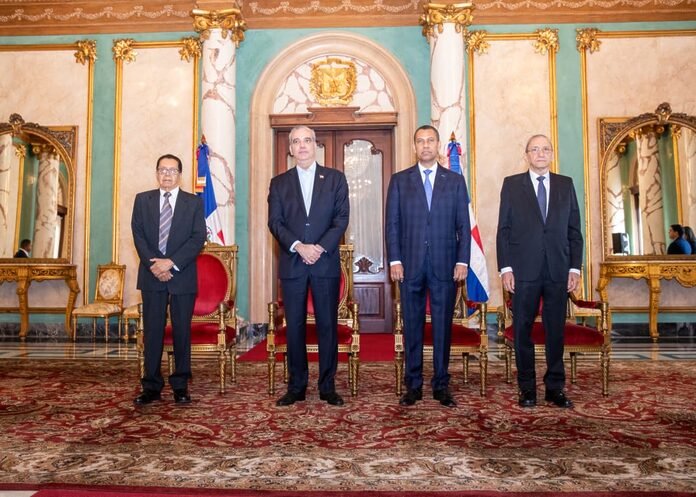 Presidente Abinader concede condecoración póstuma al periodista Orlando Martínez Howley en la Orden del Mérito Duarte, Sánchez y Mella