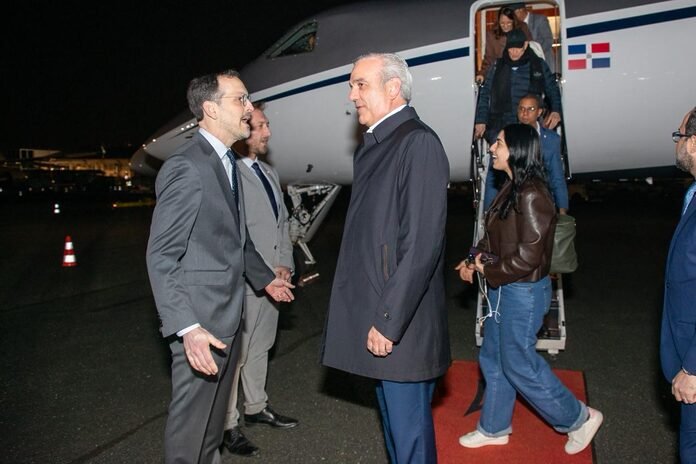 Presidente Abinader llega a París donde se reunirá con su homólogo Emmanuel Macron y participará en Foro Global Anticorrupción e Integridad