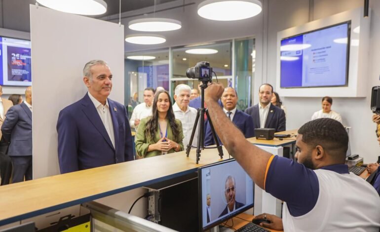 Presidente Abinader recibe la nueva licencia de conducir