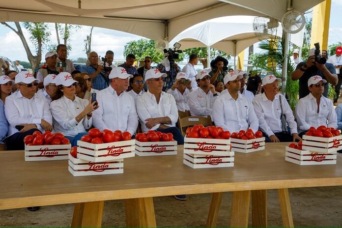 Presidente Abinader visita finca de Productos Linda y destaca la mecanización como clave del presente y futuro de la agricultura dominicana