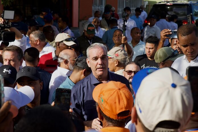 Presidente Abinader visita zonas impactadas por inundaciones en Gaspar Hernández y ordena intervención integral y compensaciones para afectados