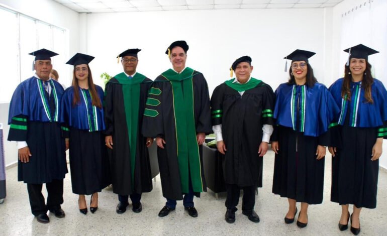 Presidente encabeza graduación Universidad ISA recinto suroeste