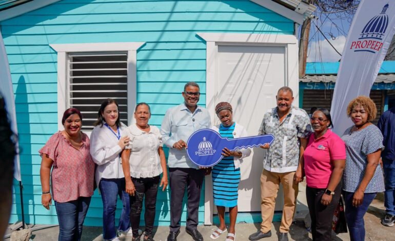 Propeep entrega vivienda reconstruida a Carmen Araujo, no vidente de 64 años en Capotillo