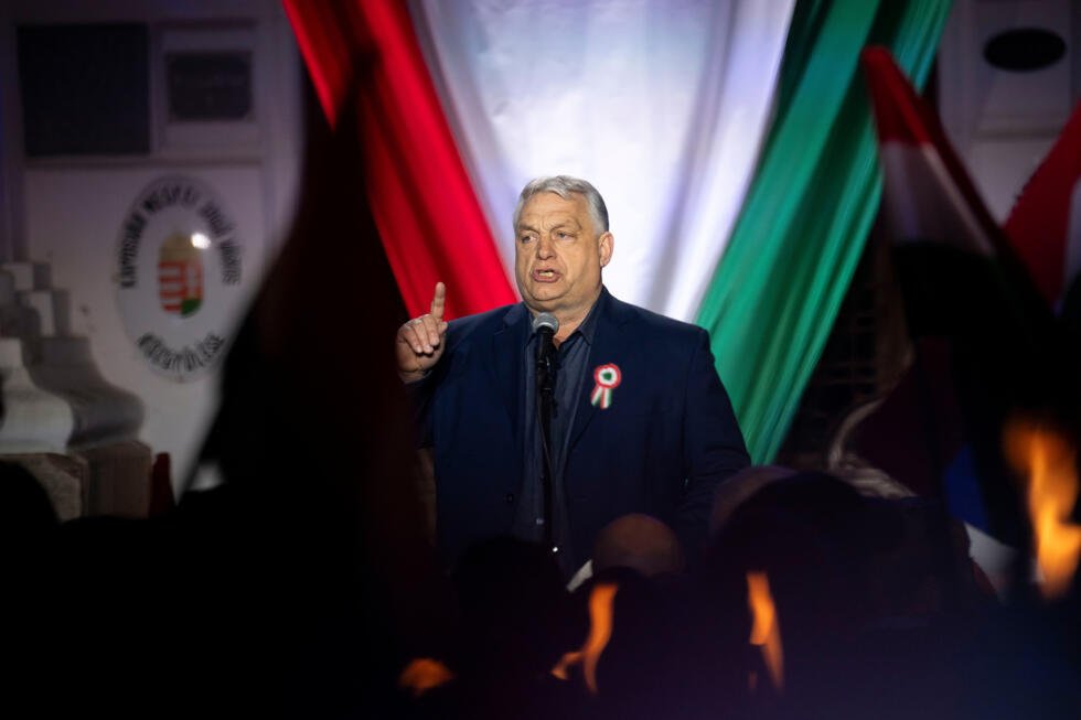 El primer ministro de Hungría, Viktor Orbán, pronuncia un discurso durante una gira de campaña por el campo en Kaposvár, Hungría, el lunes 16 de marzo de 2026, en vísperas de las elecciones parlamentarias del 12 de abril.