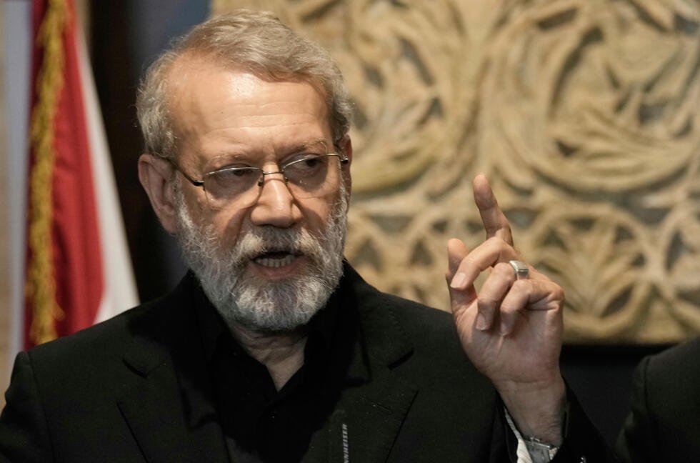 Imagen de archivo del secretario del Consejo Supremo de Seguridad Nacional de Irán, Ali Larijani, mientras habla durante una rueda de prensa tras su reunión con el presidente del parlamento libanés, Nabih Berri, en Beirut, el 13 de agosto de 2025.