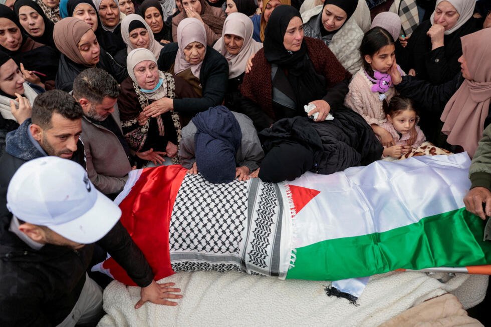 Dolientes reaccionan mientras llevan los cuerpos de una familia palestina —los padres y sus dos hijos— que murieron en una incursión israelí, durante su funeral en la localidad de Tammoun, cerca de Tubas, en la Cisjordania ocupada por Israel, en medio del conflicto entre Estados Unidos, Israel e Irán, el 15 de marzo de 2026.
