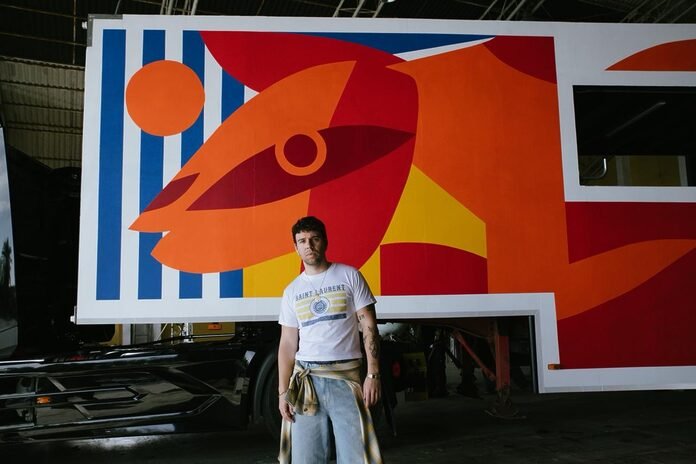 Quevedo presenta “Ni borracho”, un himno festivo con el que visibiliza sus raíces y la cultura popular canaria