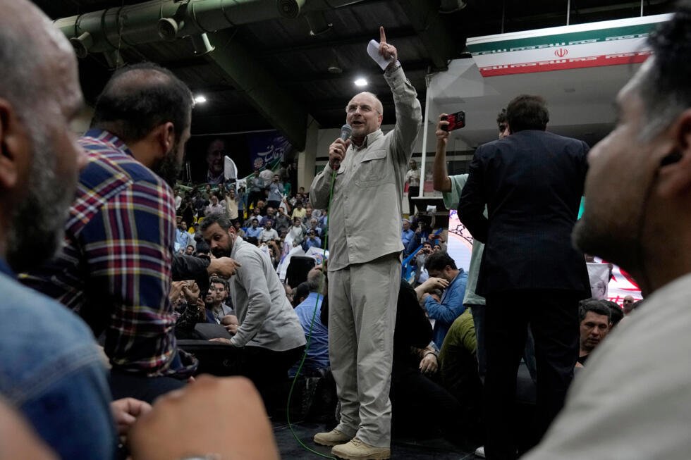 El presidente del Parlamento iraní, Mohammad Bagher Ghalibaf, el candidato de línea dura más destacado para las elecciones presidenciales del 28 de junio, habla durante un acto de campaña en Teherán, Irán, el 26 de junio de 2024.