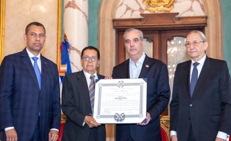 Reconocen a Orlando Martínez con Orden Duarte, Sánchez y Mella