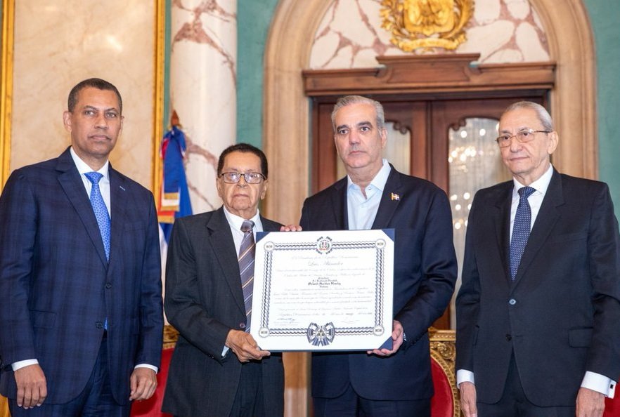 Reconocen a Orlando Martínez con Orden Duarte, Sánchez y Mella