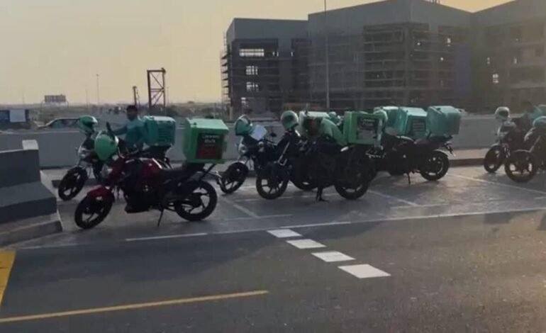 Repartidores de Dubai continúan trabajando aún bajo ataques iraníes