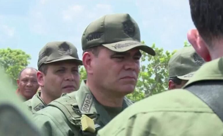 Rodríguez destituye a Padrino como ministro de Defensa tras once años en el cargo