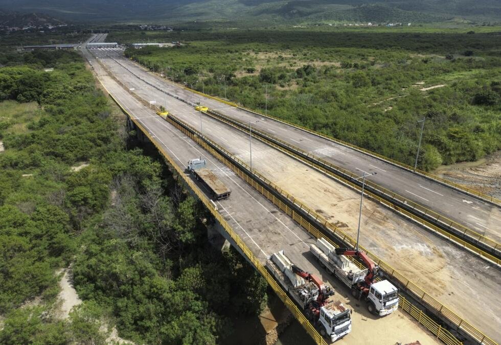 Personal venezolano retira barreras de la carretera del Puente Internacional Tienditas, en la frontera entre Venezuela y Colombia, visto desde Cúcuta, Colombia, el 16 de diciembre de 2022.
