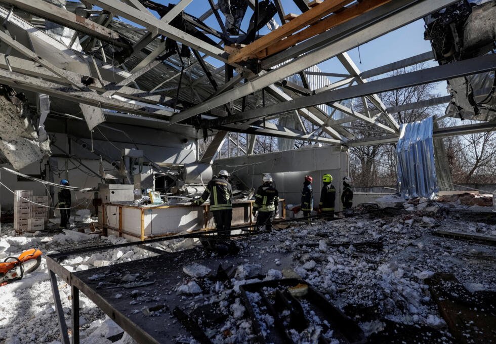 Rescatistas trabajan en una planta procesadora de carne que fue alcanzada durante un ataque con drones rusos, en Járkiv, Ucrania, el 11 de marzo de 2026.