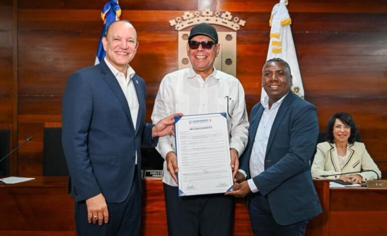 Santiago declara a Fernando Villalona como Hijo Adoptivo