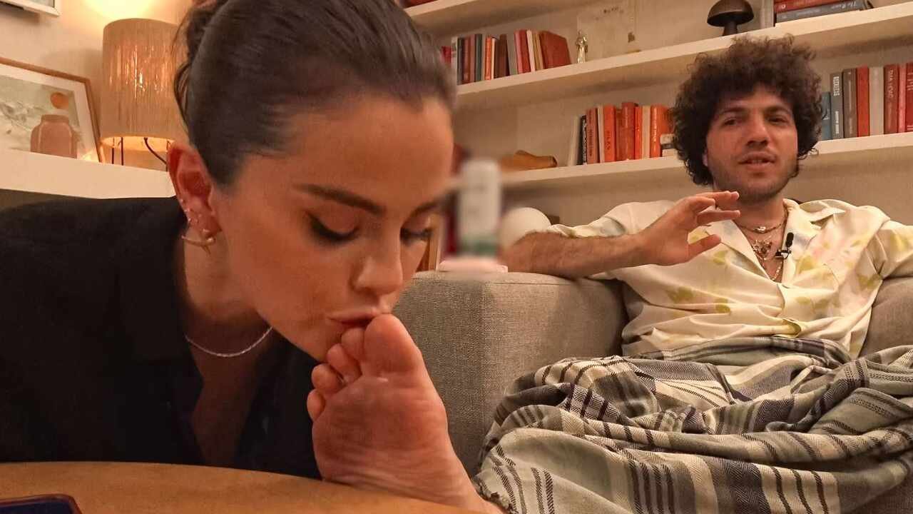 ¿Selena Gomez tiene un fetiche con los pies? La estrella del pop levanta preguntas tras un momento viral en un podcast