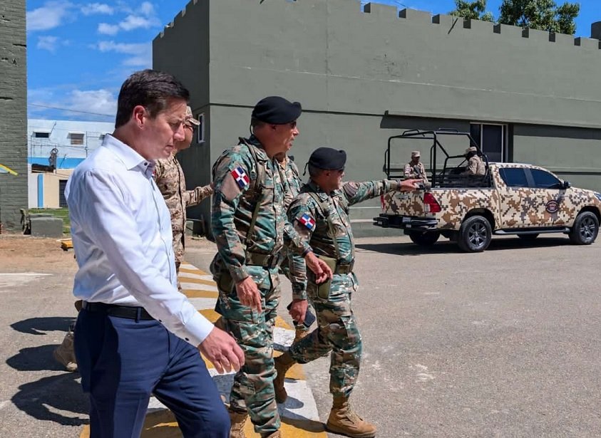 Senador EU visita frontera, dice RD el «mejor amigo» de su país