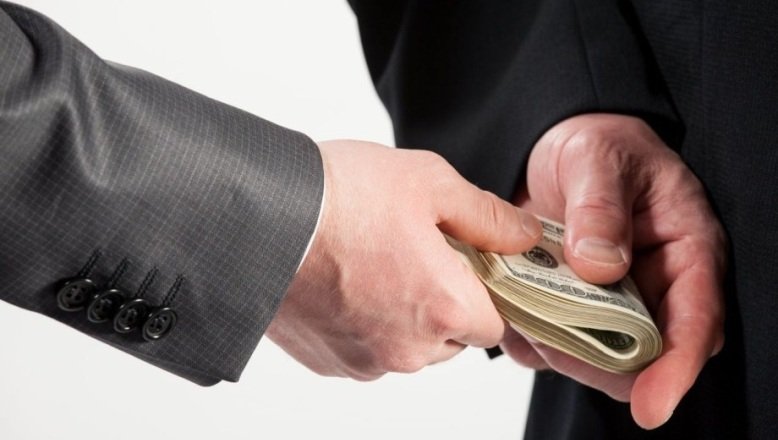 Sigue arrestado fiscal acusado recibir soborno 10,000 dólares