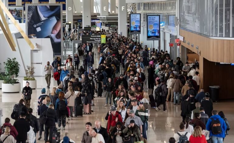 Sigue crisis en aeropuertos de EE.UU; largas filas de viajeros