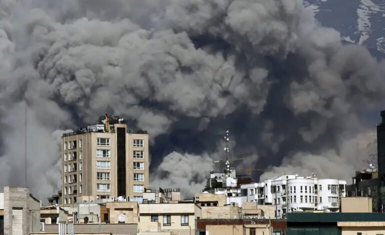 Siguen los bombardeos a Irán; EEUU dice destruyó 9 buques