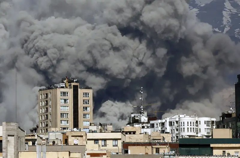 Siguen los bombardeos a Irán; EEUU dice destruyó 9 buques