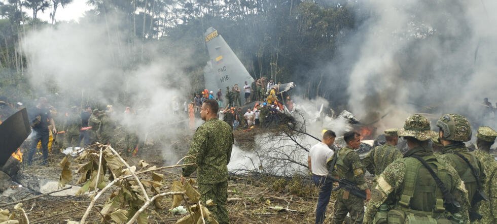 Miembros del ejército se reúnen en el lugar del accidente de un avión militar colombiano en Puerto Leguizamo, Putumayo, Colombia, el 23 de marzo de 2026.