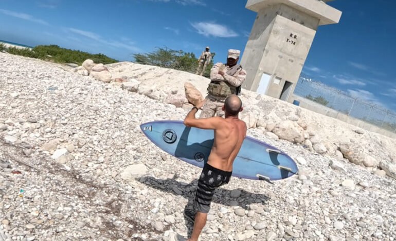 Surfista internacional es detenido tras cruzar ilegalmente frontera entre República Dominicana y Haití sobre una ola