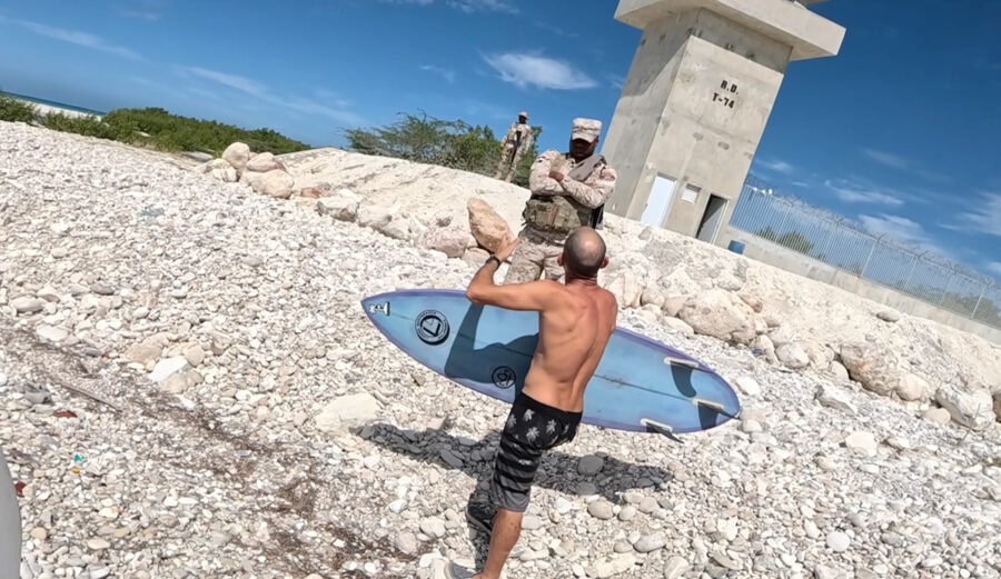 Surfista internacional es detenido tras cruzar ilegalmente frontera entre República Dominicana y Haití sobre una ola