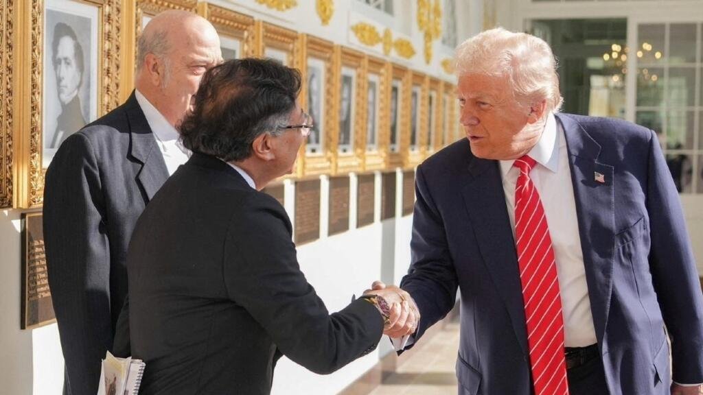 El presidente Donald Trump y su homólogo colombiano Gustavo Petro se dan la mano en la Casa Blanca, en Washington, D.C., EE. UU., el 3 de febrero de 2026.