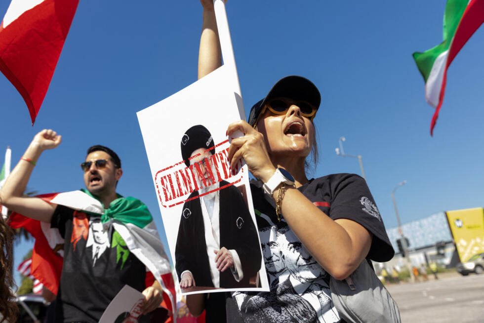 Personas corean consignas y celebran durante una manifestación contra el establishment gobernante de Irán en Los Ángeles, California, Estados Unidos, el 28 de febrero de 2026.