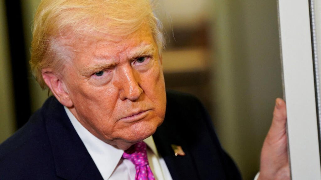 El presidente de Estados Unidos, Donald Trump, observa mientras habla con miembros de la prensa a bordo del Air Force One, en ruta a la Base Conjunta Andrews, Maryland, EE. UU., el 29 de marzo de 2026.