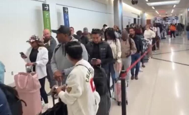 Trump amenaza con enviar a ICE a los aeropuertos para «aliviar» labores de seguridad