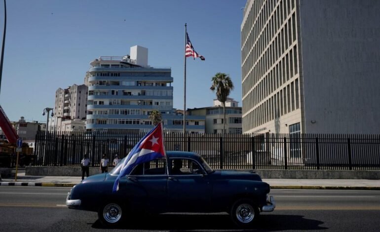 Trump apunta ahora contra Cuba: «Está en sus últimos momentos de vida tal como es”
