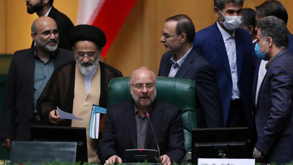 En esta foto de archivo del 28 de mayo de 2020, Mohammad Bagher Qalibaf (en el centro) habla después de ser elegido presidente del parlamento en Teherán, Irán.