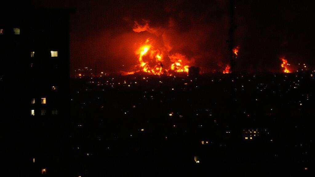 Las llamas se elevan desde una instalación de almacenamiento de petróleo al sur de la capital, Teherán, mientras los ataques azotan la ciudad durante la campaña militar de Estados Unidos e Israel, Irán, sábado 7 de marzo de 2026.