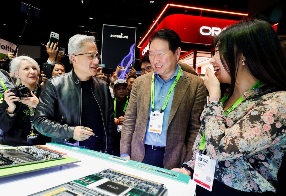El director ejecutivo de NVIDIA, Jensen Huang, y el presidente del Grupo SK, Chey Tae-won, asisten a la conferencia mundial sobre inteligencia artificial NVIDIA GTC en San José, California (EE. UU.), el 16 de marzo de 2026.