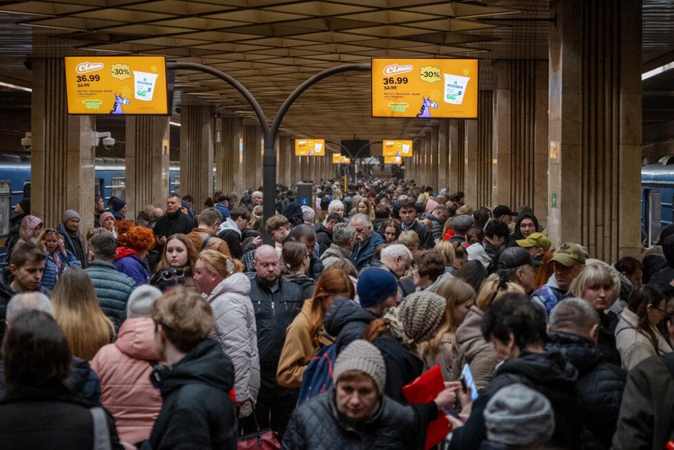 La gente espera a que termine el ataque aéreo ruso para subir al metro que cruza el río Dniéper, ya que los puentes están cerrados debido a las alertas de ataque aéreo en Kiev, Ucrania, el lunes 16 de marzo de 2026.