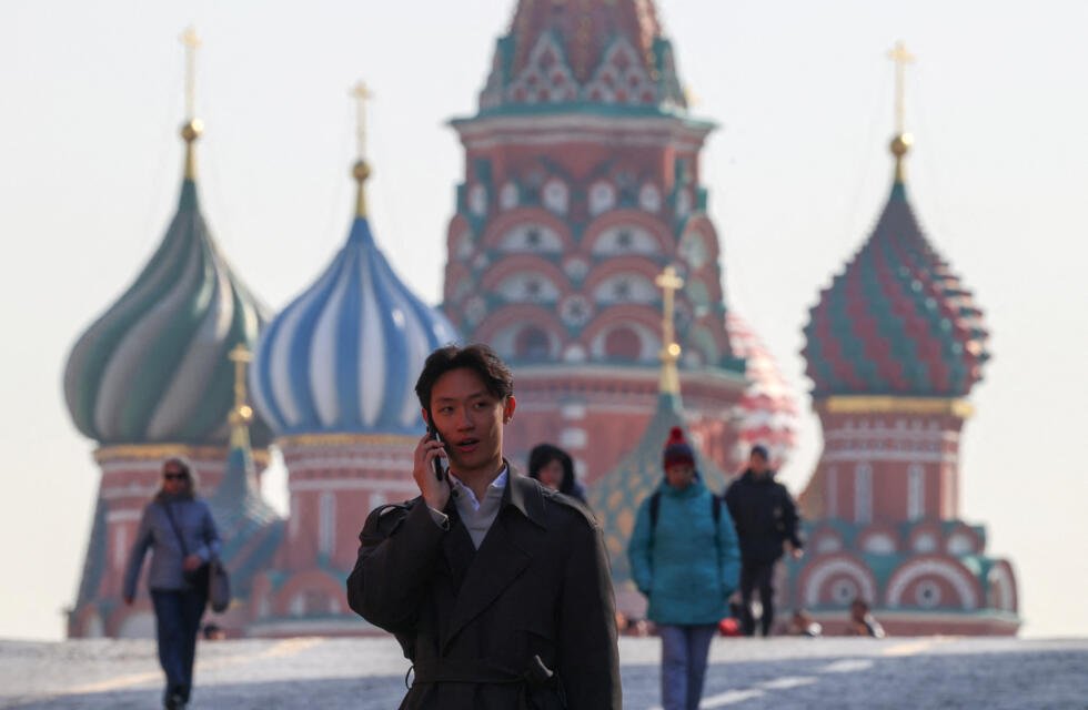 Un hombre habla por teléfono mientras camina por la Plaza Roja, cerca de la Catedral de San Basilio, en el centro de Moscú, Rusia, el 16 de marzo de 2026.