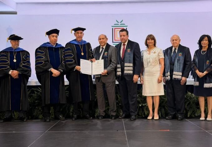 UNICARIBE otorga Doctor Honoris Causa a García Fermín
