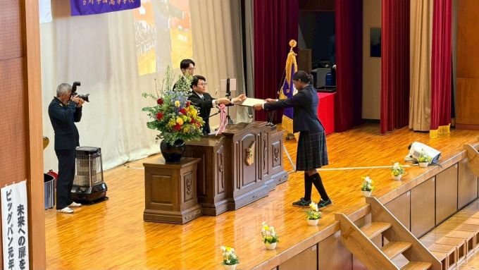 Voleibolista Ryni Mondesí se gradúa en High School en Japón