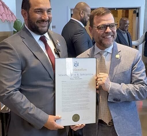 Western Hernández, de Tu Casa RD, recibe proclama del senador Luis R. Sepúlveda por su impacto en el sector inmobiliario