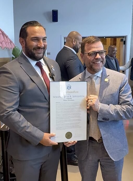 Western Hernández, de Tu Casa RD, recibe proclama del senador Luis R. Sepúlveda por su impacto en el sector inmobiliario